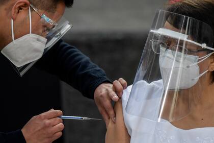 La enfermera mexicana Irene Ramírez recibe la primera de dos inyecciones de la vacuna Pfizer y BioNTech Covid-19, en el Hospital General de la Ciudad de México, el 24 de diciembre de 2020