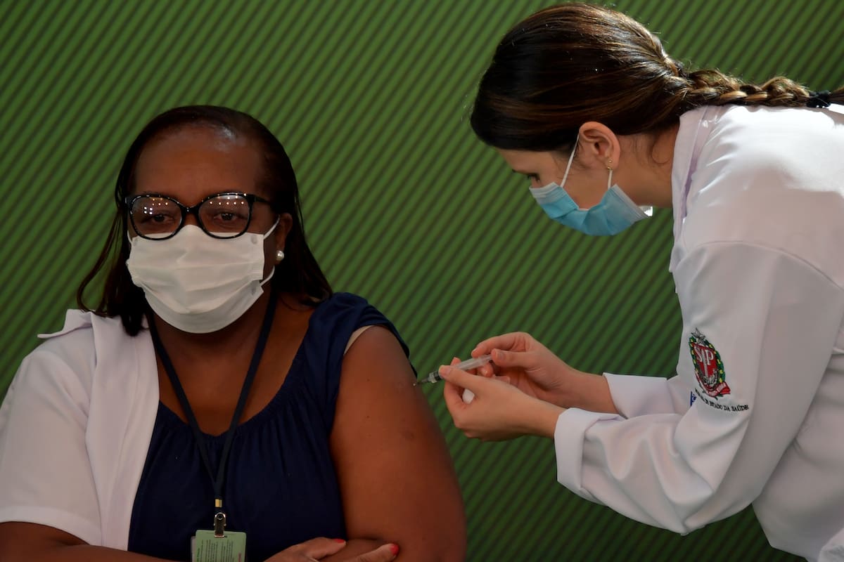 La enfermera Monica Calazans es inoculada con la vacuna CoronaVac de Sinovac Biotech contra el coronavirus en el hospital de Clínicas en Sao Paulo, Brasil, el 17 de enero de 2021
