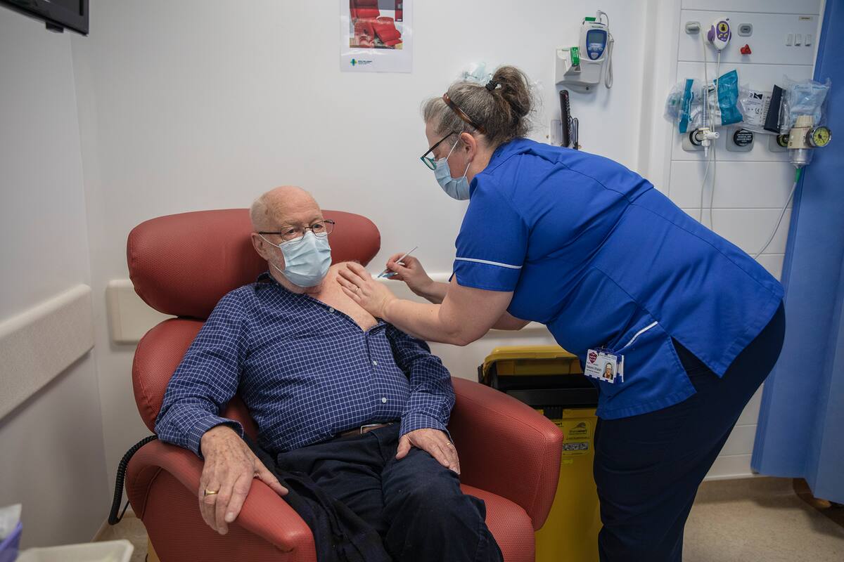 La enfermera Naomi Walsh administra la vacuna de Pfizer y BioNTech a Roger Shaw, de 87 años, en el hospital Royal Free de Londres el 8 de diciembre de 2020 al inicio del programa de vacunación más grande de la historia del Reino Unido