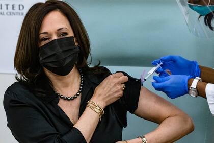 La enfermera Patricia Cummings en el United Medical Center le administra la vacuna de Moderna contra el coronavirus a la vicepresidenta electa de Estados Unidos, Kamala Harris, el 29 de diciembre de 2020 en Washington, DC
