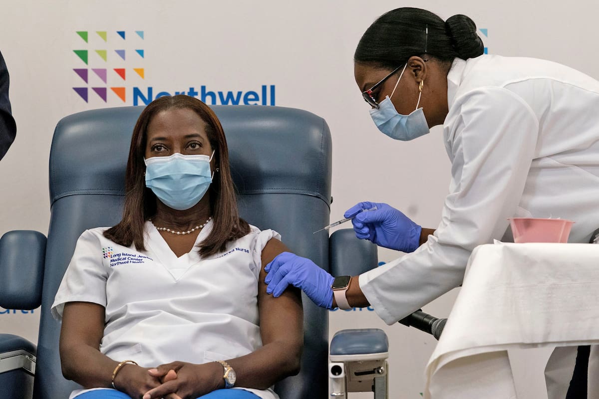 La enfermera, Sandra LIndsay, de Nueva York, la primera en recibir la vacuna de Pfizer contra el coronavirus en Estados Unidos