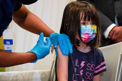 La enfermera Sobrina Laurent (izquierda) inyecta a Indiana Chang, de 5 años, con la primera dosis de la vacuna de Pfizer-BioNTech contra el COVID-19 para niños de cinco a 12 años, el lunes 8 de noviembre de 2021, en el barrio East Village de Nueva York. (AP Foto/Mary Altaffer)