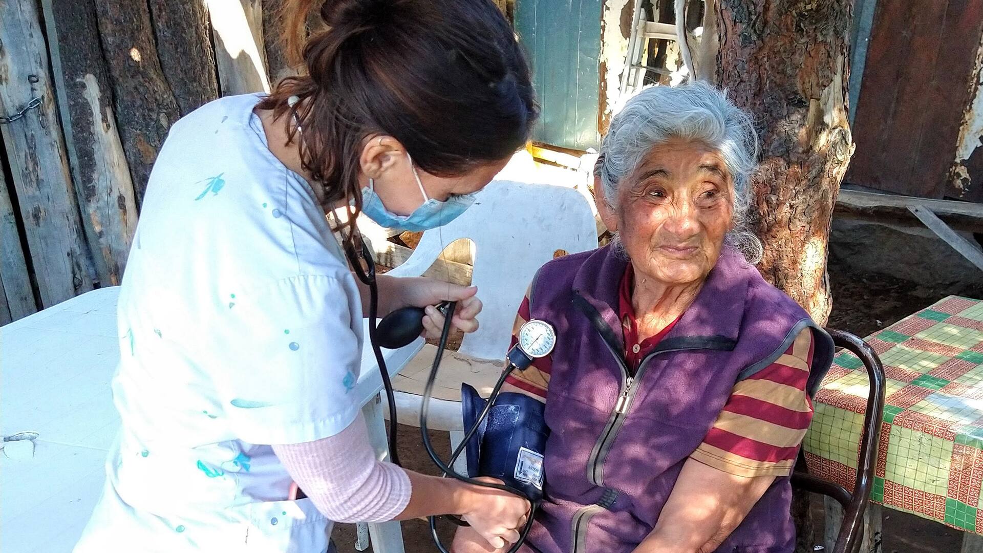 La enfermera Romina toma la presión de Ceferina.