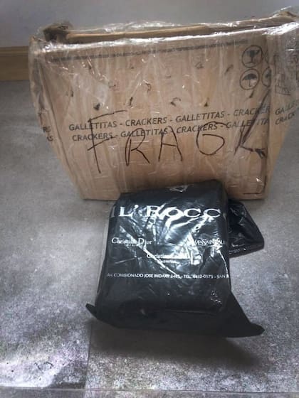 La enigmática caja. Una simple bolsa de plástico negra, metida en una caja de galletitas, a la vez protegida por otro envoltorio. Así estaban guardados los ocho cuadernos de Centeno, las pruebas más contundentes de la corrupción kirchnerista.