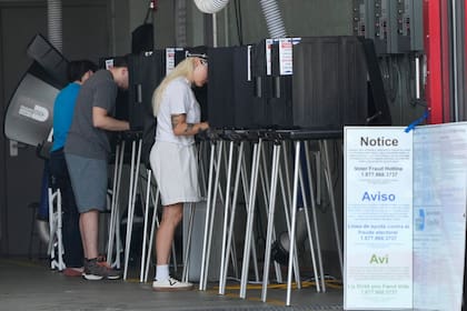 La Enmienda 1 establece que los candidatos para las juntas escolares de distrito se presenten en elecciones partidistas