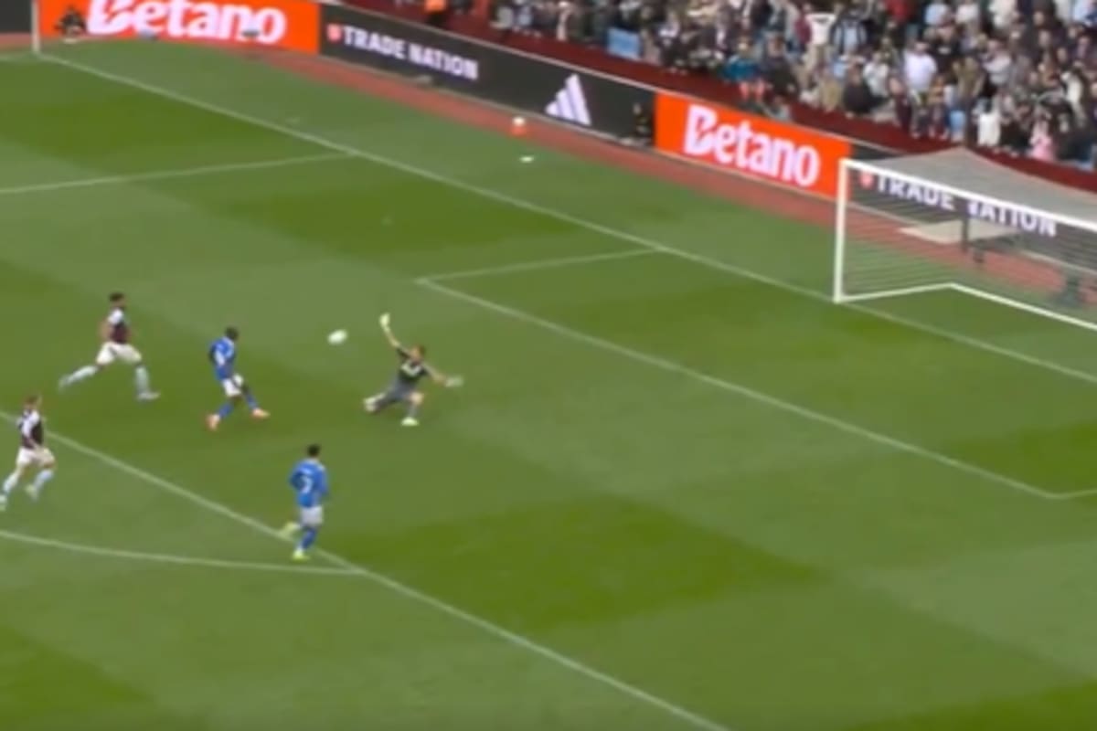 La enorme atajada de Dibu Martínez en el triunfo de Aston Villa ante Sunderland por 4 a 3