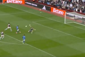 La enorme atajada de Dibu Martínez en el triunfo de Aston Villa ante Sunderland por 4 a 3