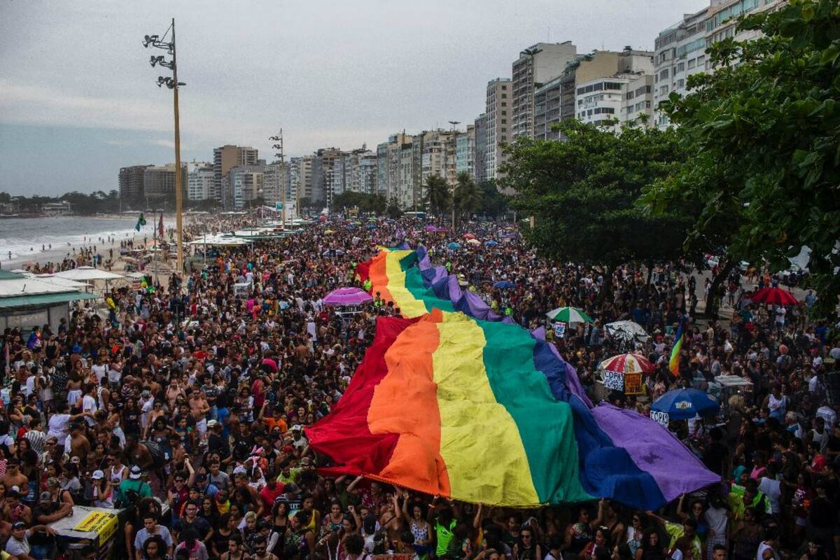 La enorme bandera de arcoiris sobre la multitud que marchó en la Marcha del Orgullo Gay en Copacabana, en septiembre de 2018