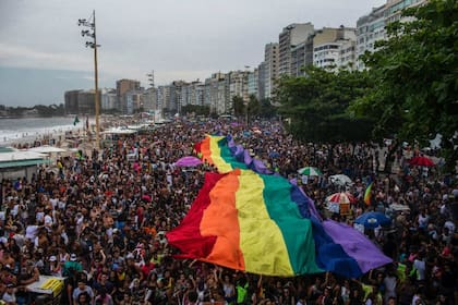 La enorme bandera de arcoiris sobre la multitud que marchó en la Marcha del Orgullo Gay en Copacabana, en septiembre de 2018