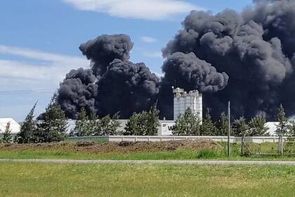 La enorme columna de humo negro sorprendió a los vecinos y conductores