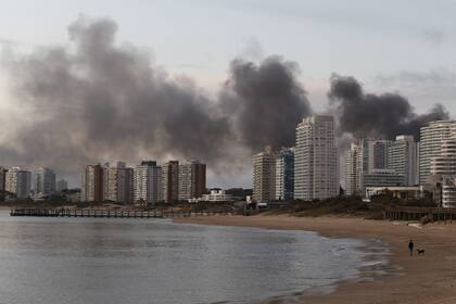 La enorme columna de humo se veía desde la península