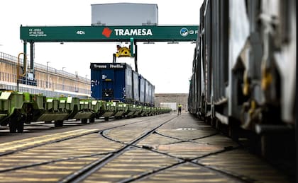 La enorme grúa verde capaz de elevar camiones y montarlos en el tren de la autopista ferroviaria