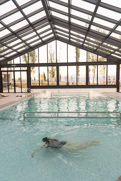 La enorme piscina in-out del complejo tiene agua termal.