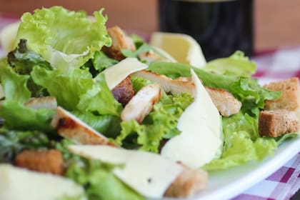 La ensalada Caesar lleva lechuga y pollo, entre otros ingredientes (Foto ilustrativa: Unplash)