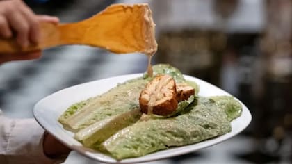 La ensalada César no tiene chile, maíz ni aguacate: no tiene, gastronómicamente hablando, mucho de México