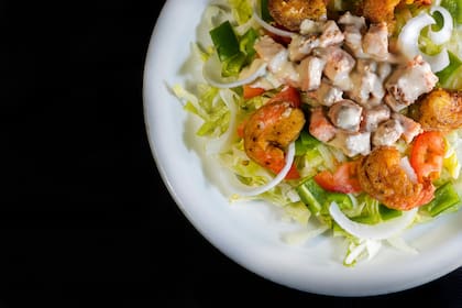 La ensalada de fideos, pollo y jamón, ofrece carbohidratos y proteínas necesarias para que el cuerpo tenga energías durante el resto del día (Imagen ilustrativa)