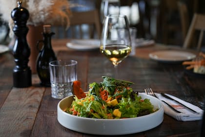 La ensalada de mix de verdes con calabazas glaseadas, mango, pickles de zanahoria y maní al curry está realizada casi enteramente con vegetales de la huerta.