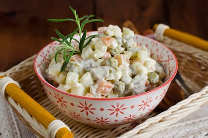 La ensalada rusa tradicional estaba compuesta por mariscos y con el paso de las décadas en algunos países decidieron quitar la carne de su preparación