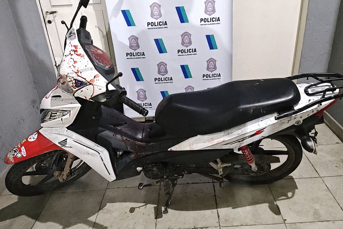 La ensangrentada moto usada por la delincuente abatida en La Matanza