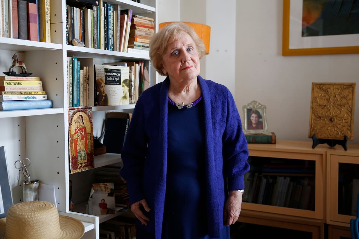 La ensayista lamenta que, en la era de los celulares, haya decaído "el arte de la conversación", y defiende la capacidad de escribir y hablar por fuera del consumismo y la competitividad social