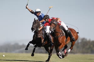 La Ensenada-RS Murus Sanctus y La Irenita III jugaron un partido intenso por el Campeonato Argentino Abierto: muchos goles, muchos penales y algunas caídas, como una que sufrió Alfredo Bigatti (izquierda).