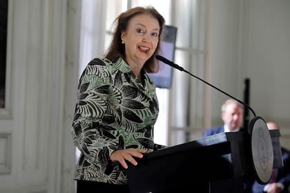 La entonces canciller Mondino pidió durante la presentación del último envío argentino a Venecia "que la próxima obra sea más barata"