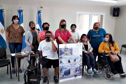 La entonces intendenta de Plottier, Gloria Ruiz, junto a la ONG Grudies (Facebook)