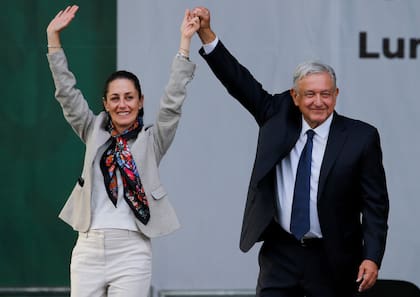 La entonces jefa de gobierno de la Ciudad de México, Claudia Sheinbaum, y el presidente mexicano, Andrés Manuel López Obrador.
