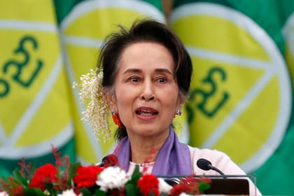 La entonces líder de Myanmar Aung San Suu Kyi ofrece un discurso en Naipyidó, Myanmar, el 28 de enero de 2020