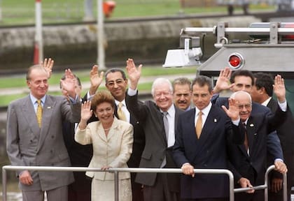 La entonces presidenta de Panamá, Mireya Moscoso, y el exmandatario estadounidense Jimmy Carter, ambos al centro de la imagen, el día del traspaso definitivo