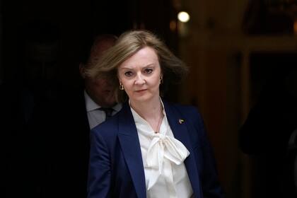 La entonces secretaria británica de Exteriores, Liz Truss, sale de una reunión del gabinete en el 10 de Downing Street en Londres, el martes 19 de abril de 2022. (AP Foto/Alastair Grant, Archivo)