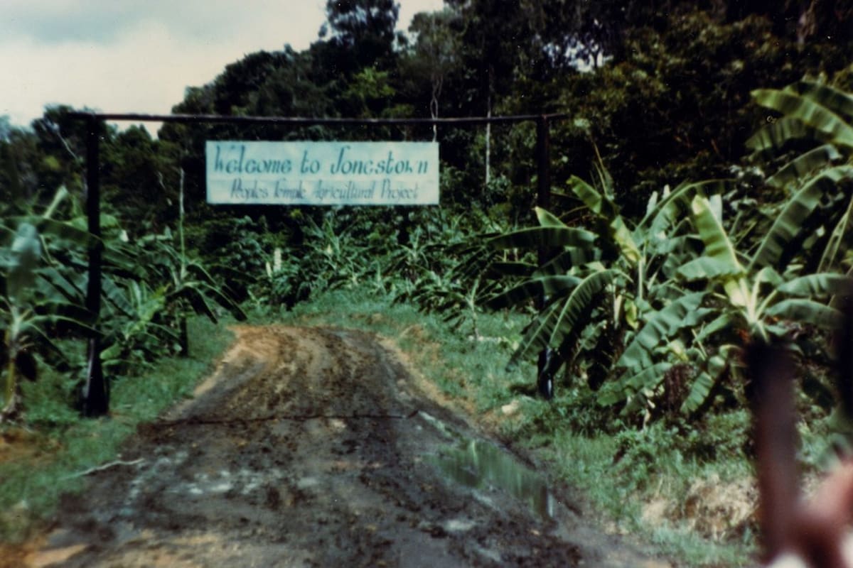 La entrada a Jonestown.