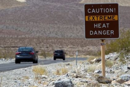 La entrada a Death Valley advierte a los visitantes del extremo calor