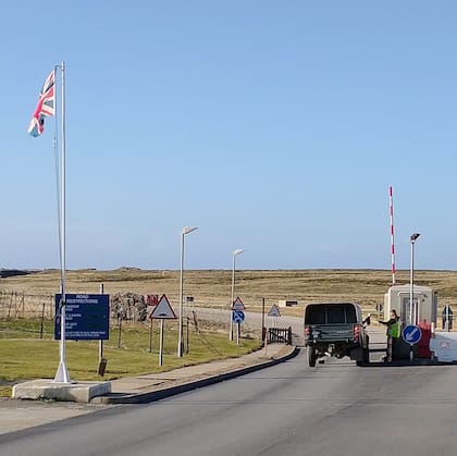 La entrada a la base británica de Mount Pleasant, en Malvinas