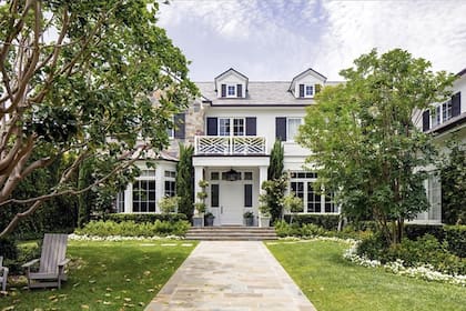 La entrada a la mansión que LeBron puso en venta. Crédito: Backgrid