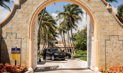 La entrada a la residencia Mar-a-Lago del ex presidente Donald J Trump, vigilada por un oficial de policía, en Palm Beach