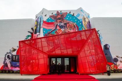 La entrada a Netflix House, la nueva apuesta de la plataforma decidida a convertirse en la mayor empresa de entretenimiento del mundo