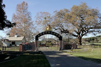 La entrada a Neverland, la mansión de Michael Jackson, ubicada en California