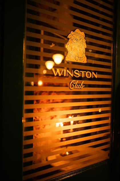 La entrada al bar, sobre la calle Guido
