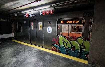 La entrada al bar Uptown está ambientada como un subte de Nueva York.
