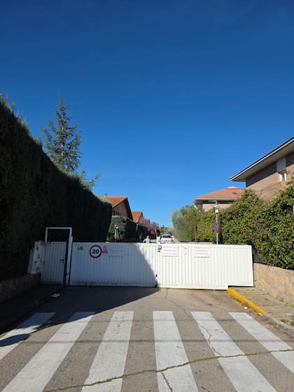 La entrada al barrio donde vive Isabel Perón, en las afueras de Madrid