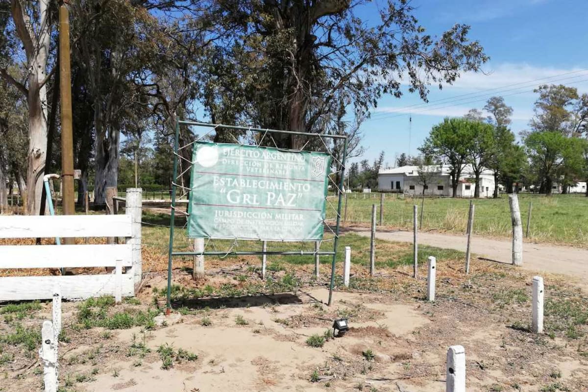 La entrada al campo militar en Ordóñez, Córdoba