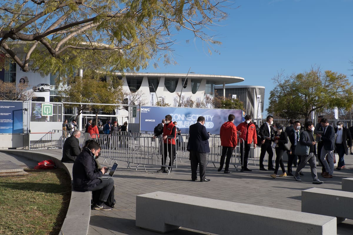 La entrada al Congreso Mundial de Móviles en 2022, con muchísima menos gente que la que suele asistir a la feria catalana