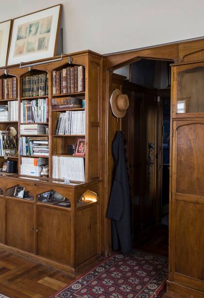 La entrada al departamento se camufla siguiendo la estructura de la gran biblioteca