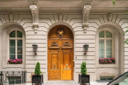 La entrada al dúplex de casi 24 millones de dólares en un histórico edificio de Nueva York