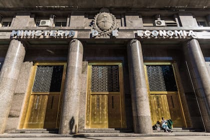La entrada al Ministerio de Economía argentino