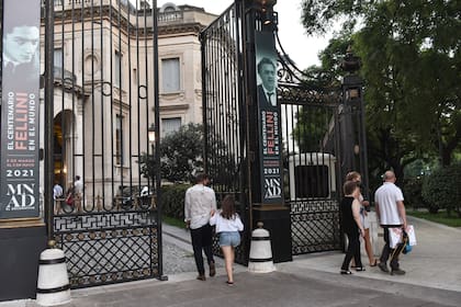 La entrada al palacio del Museo de Arte Decorativo