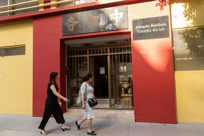 La entrada al templo, en la calle Montañeses al 2100, en el Barrio Chino