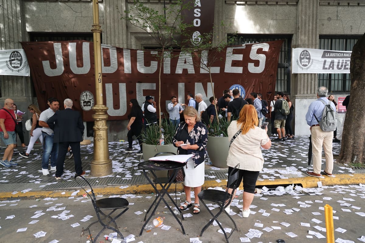 La entrada al Tribunal Nacional del Trabajo en Diagonal Norte, de paro y bajo una toma pacífica de sus trabajadores