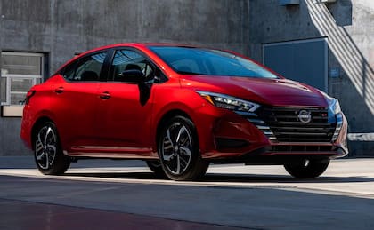 La entrada de gama del Nissan Versa no cambió de precio, pero sí las versiones más equipadas